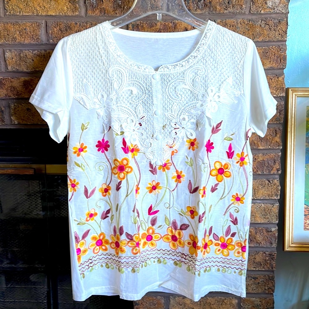 NWT Kivenst white lacy floral embroidered shirt